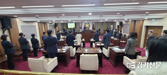 포천시의회 제162회 임시회 개회식에서 국민의례하고 있다. (사진=문석완 기자)