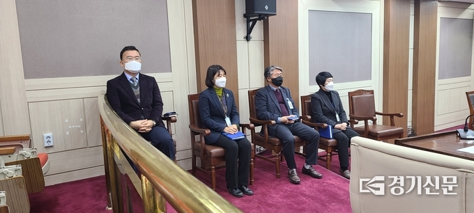 2022년 1월 1일자로 승진 또는 보직 변경된 과장급 공무원들이 착석하고 있다. (사진= 문석완 기자)