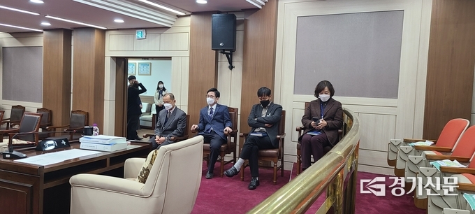 2022년 1월 1일자로 승진 또는 보직 변경된 과장급 공무원들이 착석하고 있다. (사진= 문석완 기자)