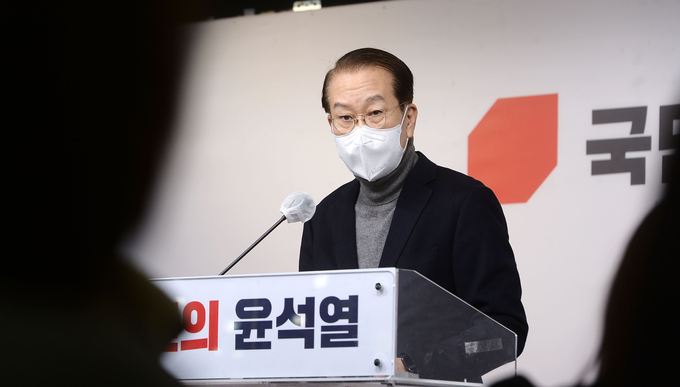 민의힘 권영세 선거대책본부장이 18일 서울 여의도 중앙당사에서 기자회견을 하고 있다. 권 본부장은 "선대본부 네트워크본부를 해산한다"며 "해산 조치는 윤 후보의 결단"이라고 말했다. (사진=국회사진기자단/연합뉴스 제공)