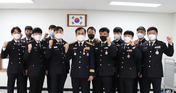 승진 또는 새로 전입한 송도소방서 직원들이 임용식 뒤 윤인수 서장과 함께 파이팅을 외치고 있다. ( [사진 = 송도소방서 제공 )