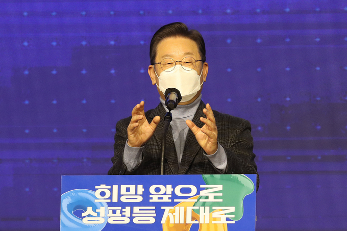  더불어민주당 이재명 대선 후보가 18일 오후 서울 마포구 누리꿈스퀘어에서 열린 중앙선대위 여성위원회 필승결의대회에서 정책공약 발표를 하고 있다. (사진=국회사진기자단/연합뉴스)