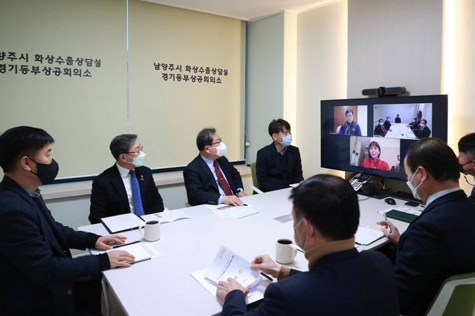남양주시는 18일 남양주시 화상수출상담실에서 뉴욕한인경제인협회및 경기동부상공회의소, 남양주수출산업협동조합과 화상 간담회를 개최했다.(사진=남양주시 제공)