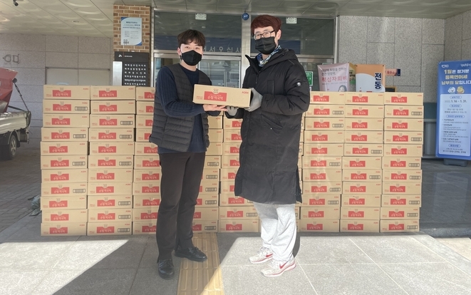 시흥시 매화할인마트에서는 매화동 행정복지센터를 방문, 떡국떡을 기부하고 있다.(사진=시흥시 제공)