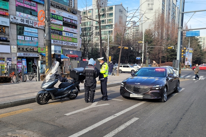 경기남부경찰이 암행순찰을 통해 교통법규를 위반한 이륜차 운전자를 단속하고 있다. (사진=경기남부청 제공)
