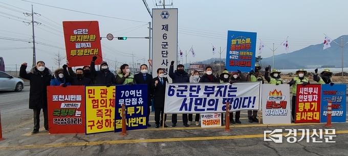 출근 투쟁을 중단하기로 하고 시민들과 박윤국 포천시장, 이철휘 위원장 등이 함께 기념촬영하고 있다. (사진=문석완 기자)