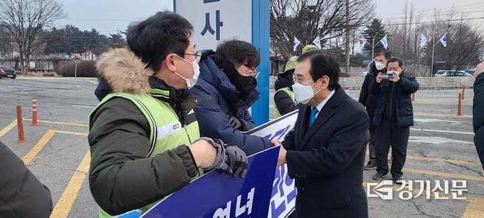 박윤국 포천시장과 연제창 포천시 의회 의원이 악수하고 있다. (사진=문석완 기자)