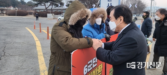 박윤국 포천시장이 출근 투쟁 중인 시민의 손을 잡고 격려하고 있다. (사진=문석완 기자)