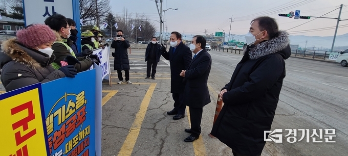 박윤국 포천시장과 이철휘 위원장이 앞으로는 자신들에게 맡겨달라고 호소하고 있다. (사진=문석완 기자)