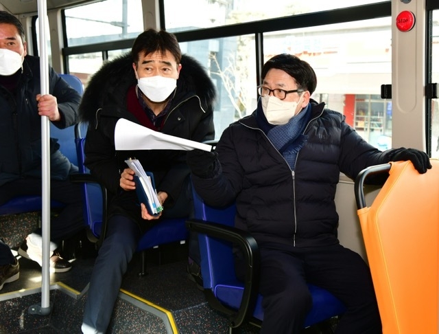 최종환 파주시장이 운정3지구 마을버스를 타고 현장 행정을 펼치고 있다.(사진=파주시 제공)