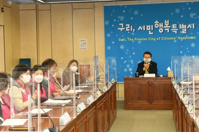 구리시는 지난 17일 시청 3층 상황실에서 방문보건사업 자원봉사 단체인 ‘사랑나누미’ 운영 방향 논의 및 노고를 격려하기 위해 간담회 실시했다.(사진=구리시 제공)