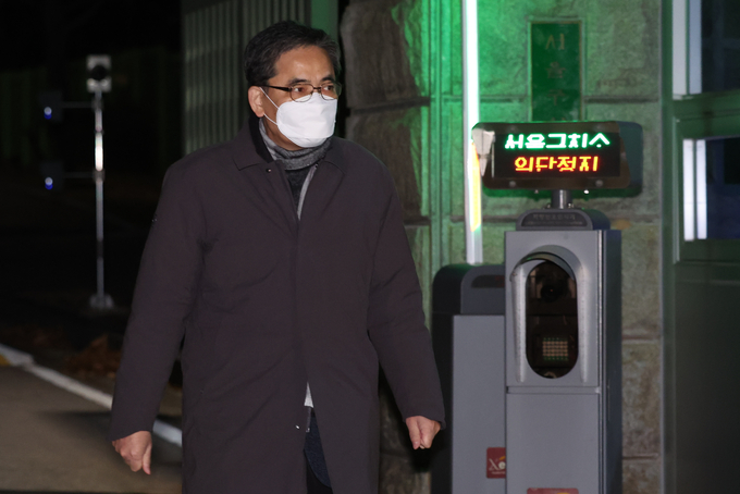 대장동 개발업자들에게 도움을 주고 아들을 통해 거액을 받았다는 의혹이 제기된 국민의힘 출신 곽상도 전 의원이 2021년 12월 2일 새벽 구속영장이 기각되자 서울구치소에서 나오고 있다. (사진=연합뉴스)