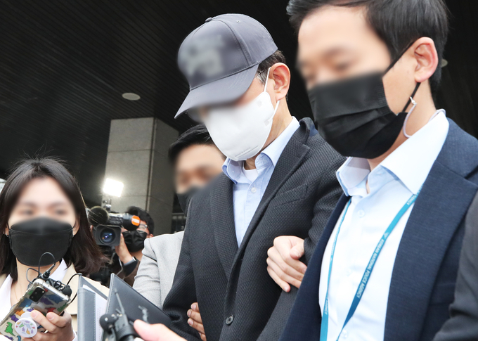 불법 투기 혐의로 검찰에 송치되는 전 경기도청 간부 공무원(사진=연합뉴스 제공)