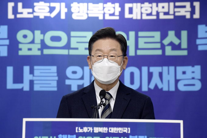 더불어민주당 이재명 대선 후보가 19일 오후 서울 동작구 동작노인회관에서 열린 '노후가 행복한 대한민국, 어르신의 목소리를 청취하다'를 마친 후 어르신 정책 공약을 발표하고 있다. (사진=국회사진기자단/연합뉴스 제공)