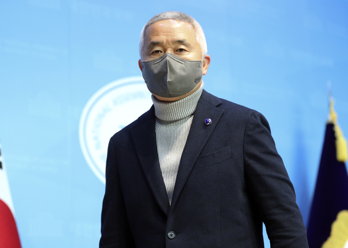 국민의당 안철수 대선 후보의 선대위 상임선거대책위원장으로 합류한 최진석 서강대 철학과 명예교수가 19일 오후 서울 국회 소통관에서 기자회견을 마친 뒤 답변장소로 이동하고 있다. (사진=국회사진기자단/연합뉴스)