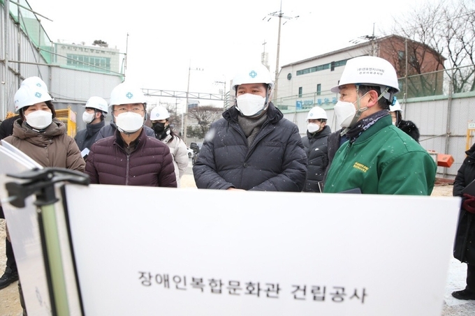 최대호 안양시장이 19일 장애인복합문화관 신축현장(만안구 냉천로 39/만안평생교육센터 테니스장 일원)을 둘러봤다.(사진= 안양시 제공)