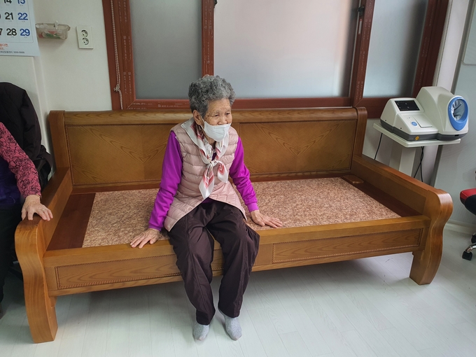 어르신이 돌침대에 앉아 보고 있다. (사진=성남시의회 국민의힘 대표의원실 제공)<br>
