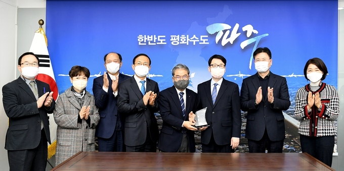이재정 경기도교육감이 파주시청을 찾아 현장중심교육 실현에 공이 큰 파주시에 감사패를 수여하고 있다.(사진=파주시 제공)