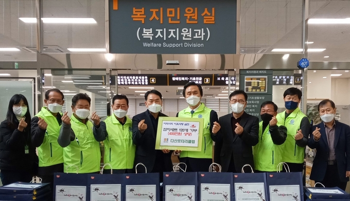 남양주 다산로타리클럽은 관내 저소득층을 위해 설 명절 참치선물세트 120박스를 다산행정복지센터에 기부했다.(사진=남양주시 제공)