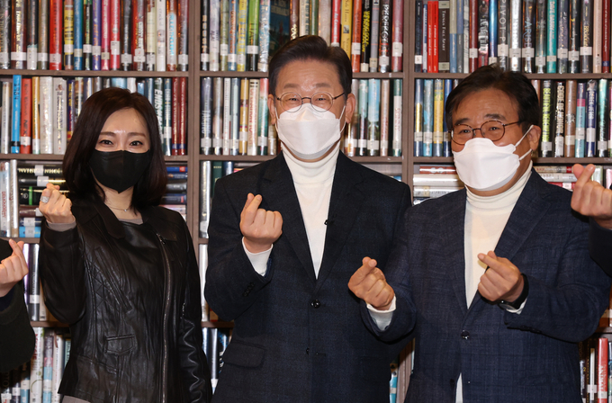 더불어민주당 이재명 대선 후보가 20일 서울 종로구 인사동 코트에서 문화예술공약 발표를 마친 뒤 기념촬영을 하고 있다. (사진=연합뉴스 제공/자료사진)