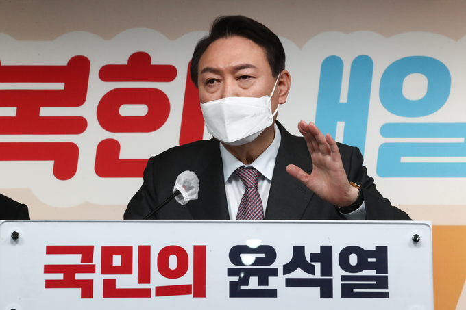 국민의힘 윤석열 대선 후보가 20일 오전 서울 여의도 당사에서 '내게 힘이 되는 세 가지(연말정산·반려동물·양육지원) 생활 공약'을 발표한 뒤 취재진의 질문에 답하고 있다. (사진=국회사진기자단/연합뉴스 제공)