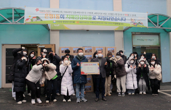 신구대 사회봉사단이 지역공동체 기여 및 행복나눔 봉사활동에 참여하고 있다. (사진=신구대학교 제공)