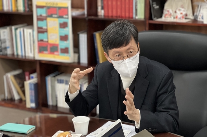 20일 기자간담회에서 경기도박물관 신년 계획을 설명하는 김기섭 관장. (사진=경기도박물관 제공)