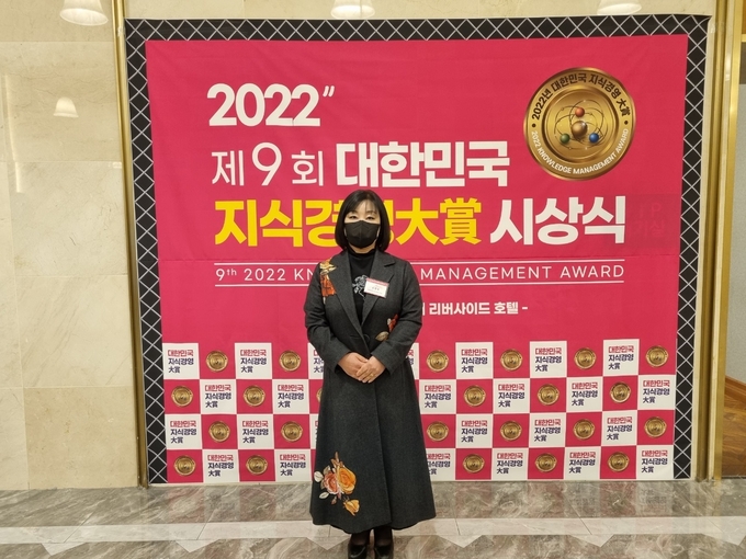 22일 열린 대한민국 지식경영대상 시상식에서 공정숙 서구의원이 기념촬영을 하고 있다. ( 사진 = 공정숙 의원 제공 )