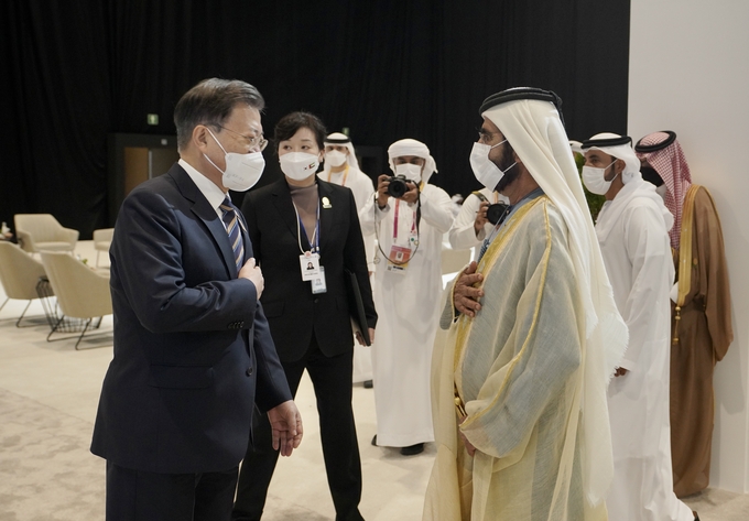 문재인 대통령이 17일(현지시간) 아랍에미리트(UAE) 두바이 엑스포 전시센터에서 열린 아부다비 지속가능성주간 개막식 및 자이드상 시상식에 앞서 무함마드 빈 라시드 알막툼 UAE 총리 겸 두바이 군주와 인사하고 있다. (사진=연합뉴스/자료사진)