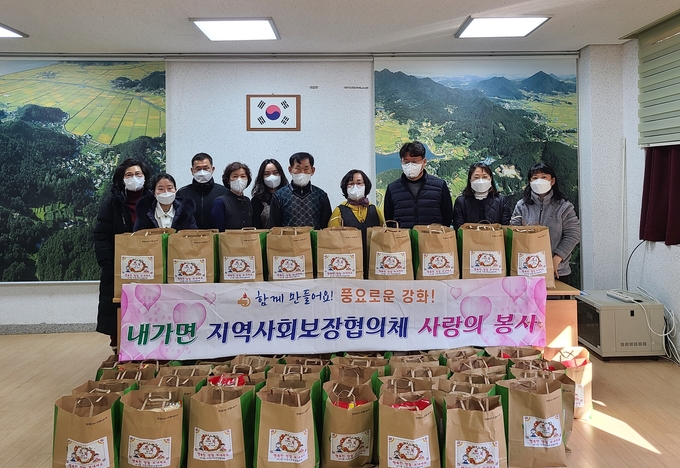 지역 취약계층 가구에 정성이 담긴 선물꾸러미를 전달한 내가면 지역사회보장협의체 위원들. ( 사진 = 강화군 제공 )
