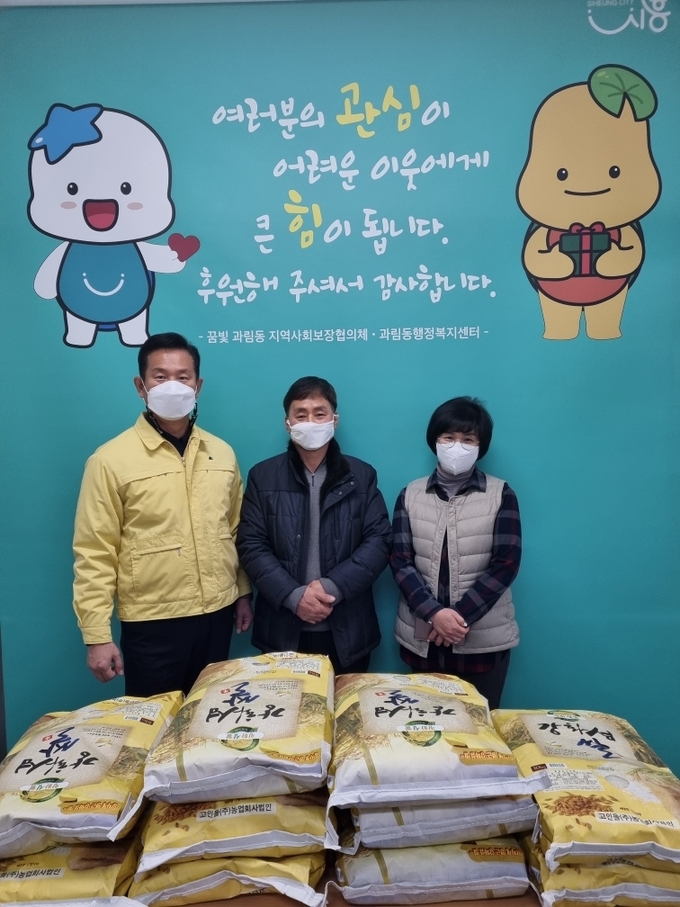 고척우드산업 이승윤 대표 백미 10포를 기부했다.(사진=시흥시청 제공)