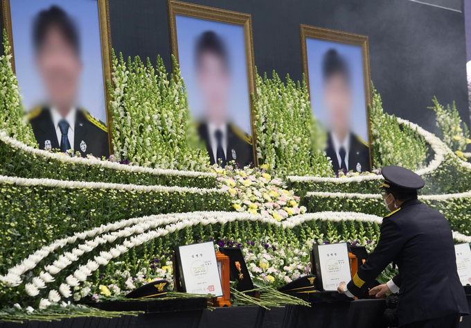 이달 8일 오전 경기도 평택시 이충문화체육센터에서 엄수된 평택 신축 공사장 화재 순직 소방공무원 합동 영결식에서 동료 소방관이 헌화를 마치고 슬픔에 잠겨 있다. (사진=연합뉴스/자료사진)