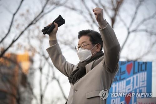 이 후보가 지난 21일 서울 마포구 연남동 거리에서 열린 '걸어서 민심 속으로' 연남동 거리 걷기 행사에서 환호하는 시민들을 향해 양손을 들어보고 있다. (사진=국회사진기자단/연합뉴스)