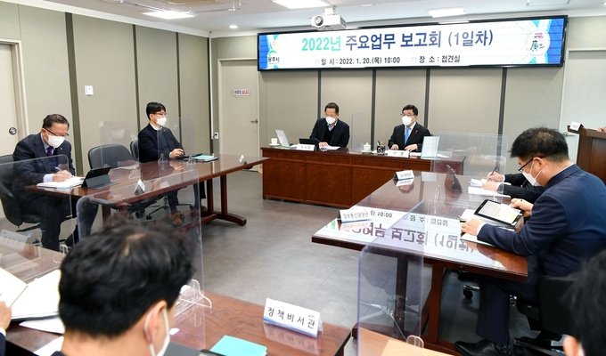 신동헌 광주시장은 각 실국장 등이 참석한 가운데 2022년 주요업무 보고회를 개최하고 있다.(사진=광주시 제공)