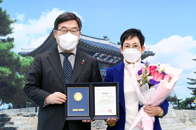 신동헌시장은 지난해 아이돌보미 양육친화적 조성에 기여한 유공자 최순임씨에게 경기도지사 표창장을 전수하고 있다.(사진=광주시 제공)