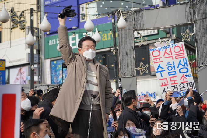 이재명 더불어민주당 대선 후보가 23일 서울·경기 매타버스(매주 타는 민생 버스) '걸어서 민심 속으로'의 일환으로 수원역 광장에서 연설하고 있다. (사진=오재우 기자)