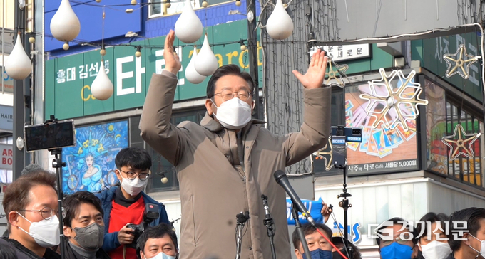 이재명 더불어민주당 대선 후보가 23일 서울·경기 매타버스(매주 타는 민생 버스) '걸어서 민심 속으로'의 일환으로 수원역 광장에서 연설하고 있다. (사진=오재우 기자)