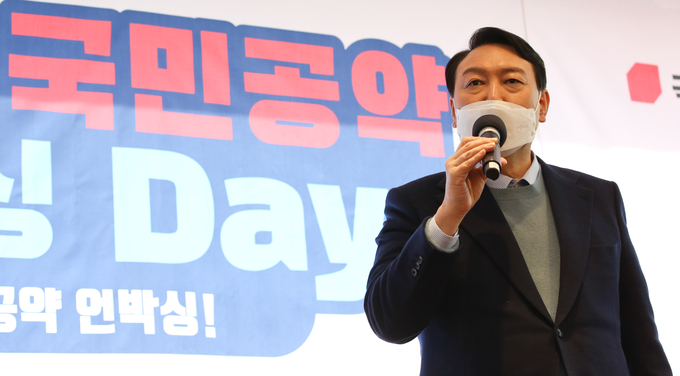  국민의힘 윤석열 대선 후보가 23일 서울 여의도 한 카페에서 열린 '국민공약 언박싱 데이' 행사에서 '윤석열 공약위키' 홈페이지를 통해 제안받은 공약 5가지 발표에 대한 소감을 밝히고 있다. (사진=국회사진기자단/연합뉴스)