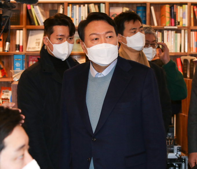 국민의힘 윤석열 대선 후보가 23일 서울 여의도 한 카페에서 열린 '국민공약 언박싱 데이' 행사에 참석하고 있다. (사진=국회사진기자단/연합뉴스)