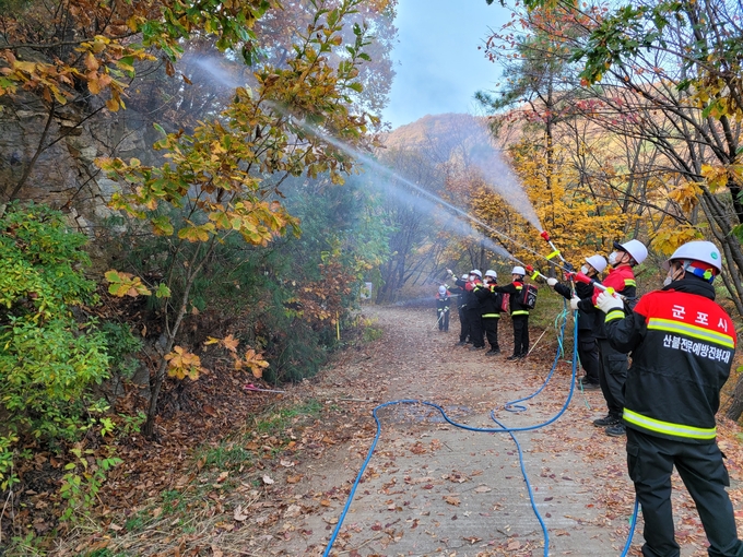 군포시 산불전문예방진화대원들이 산불진화 훈련을 하고 있다.(사진=군포시 제공)