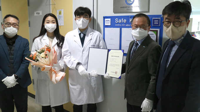 안전관리 우수연구실 인증서 전달식. 왼쪽부터 이준혁 저온신소재연구단장, 정현영ㆍ이두형 연구원, 강성호 극지연구소장, 신형철 극지연구소 부소장. ( 사진 = 극지연구소 제공 )