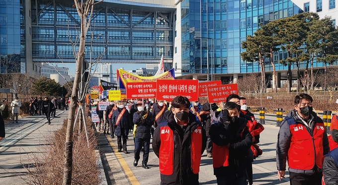 전국 군납농협·농가 관계자들이 지난 21일 오후 세종시 정부세종청사 농림축산식품부 앞에서 군 급식 경쟁입찰 도입 철회를 촉구하는 집회를 열고 행진하고 있다.(사진=지명신 기자)