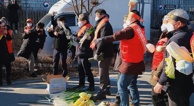 세종정부청사 국무총리실 앞 정문에서 화천 농민들이 직접 재배한 배추, 양배추, 파와 계란 등 농·축산물을 투척하며 정부 정책에 강하게 항의하고있다,(사진=지명신 기자)
