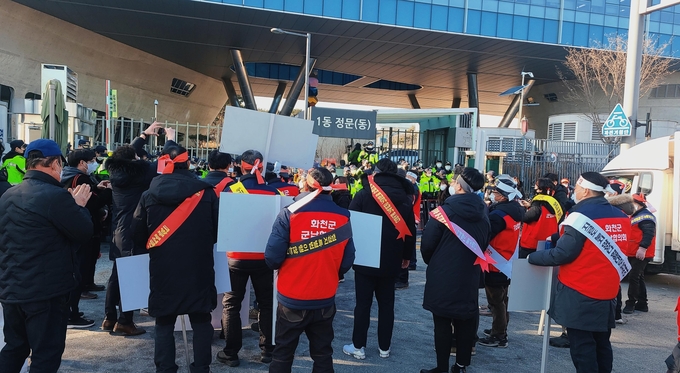 전국 군납농가 농민들이 국무총리실 진입을 시도하며 경찰들과 대치를 이루고 있다.(사진=지명신 기자)