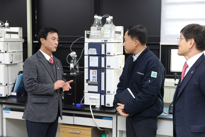 이강호 구청장이 관내 한 기업을 방문, 관계자들과 이야기를 나누고 있다. ( 사진 = 남동구 제공 )