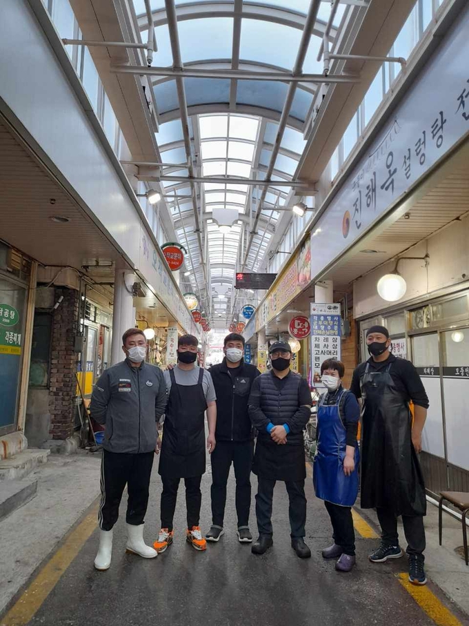 연천군 전곡읍 재래시장 봉사단체 ‘두럭'이 소외계층 20가구에 명절음식을 전달했다. (사진=연천군 제공)<br>
