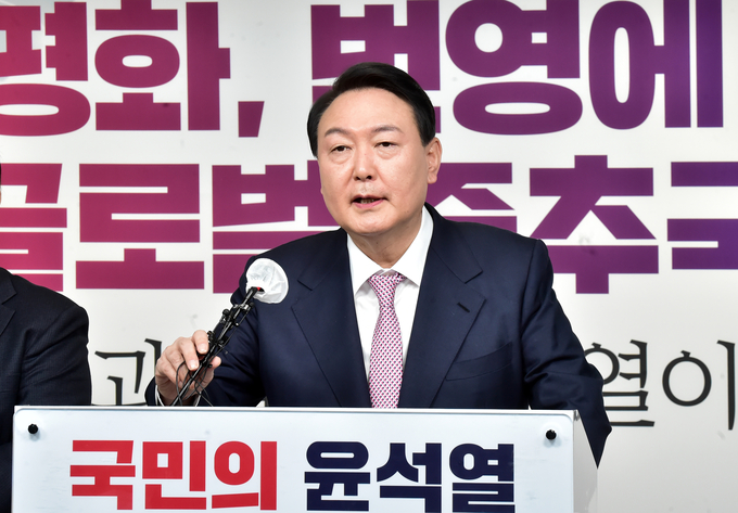 국민의힘 윤석열 대선 후보가 24일 서울 여의도 중앙당사에서 '자유·평화·번영에 기여하는 글로벌 중추국가' 외교안보 글로벌비전 발표를 하고 있다. (사진=국회사진기자단/연합뉴스 제공)