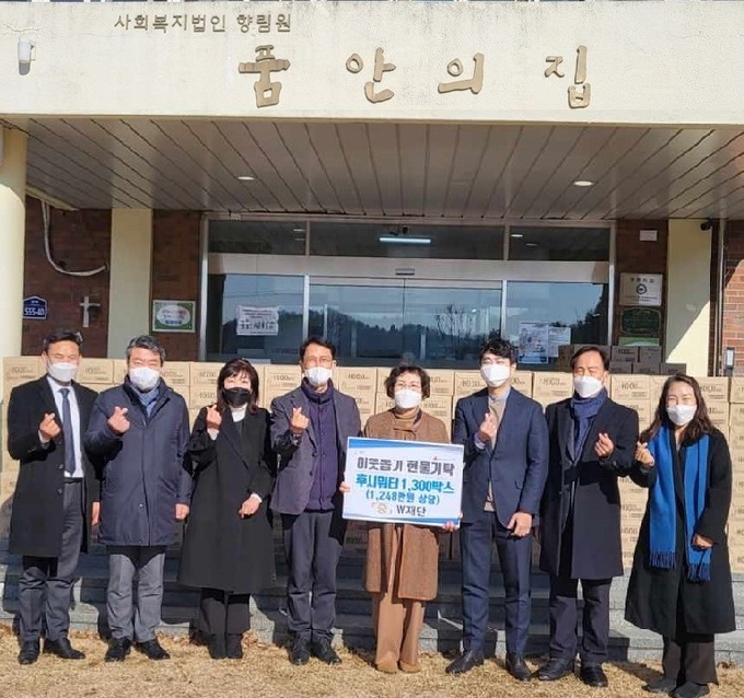 W재단 & 롯데칠성음료 등이 광주시 장애인복지시설을 찾아 사랑의 마음을 담은 현물을 전달하고 있다.(사진=광주시 제공)