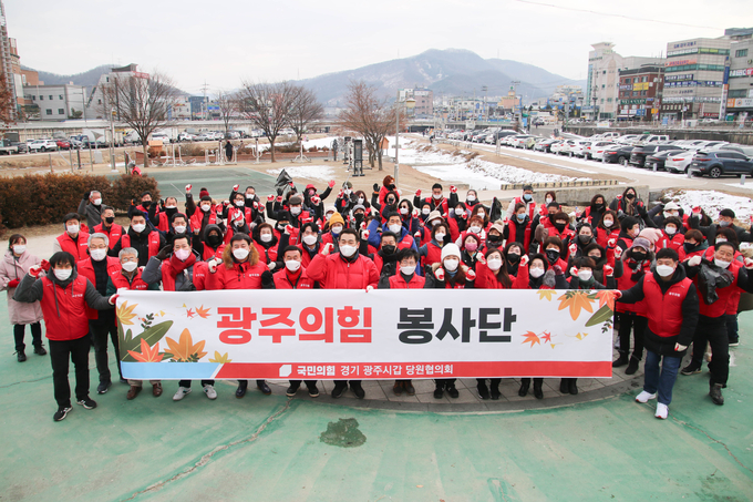 국민의힘 광주시갑당원협의회 당원 100여명이 봉사 발대식을 개최하고 하천 및 골목길 정화활동을 펼쳤다/광주시갑당원협의회 제공