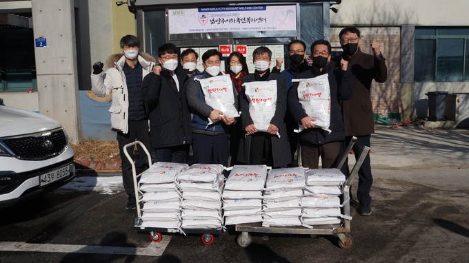 전국공무원노동조합 남양주시지부는 24일 다문화가족지원센터와 외국인복지센터를 방문해 소외계층 가정에 필요한 설명절 선물을 전달했다.(사진=전국공무원노동조합 남양주시지부 제공)
